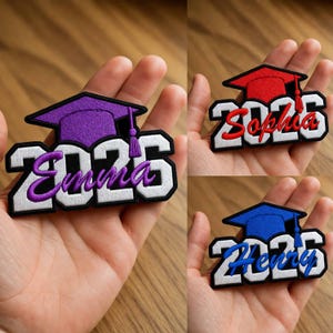 Puede incluir: Parches de graduación bordados en morado, rojo y azul, cada uno con un birrete, el año 2025 y un nombre. Los parches tienen un borde blanco y están sostenidos en las manos de una persona.