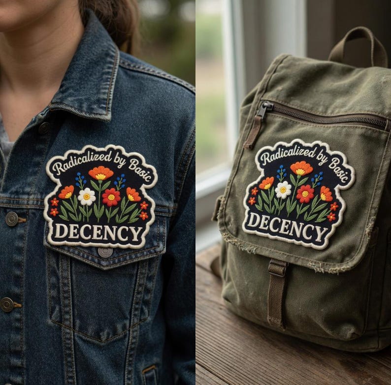 K&ouml;nnte beinhalten: Gestickter Aufn&auml;her mit dem Text "Radicalized by Basic Decency" &uuml;ber einem Blumendesign aus roten, orangefarbenen, wei&szlig;en und blauen Blumen auf schwarzem Hintergrund. Der Aufn&auml;her wird auf einer Jeansjacke und einem gr&uuml;nen Rucksack gezeigt.