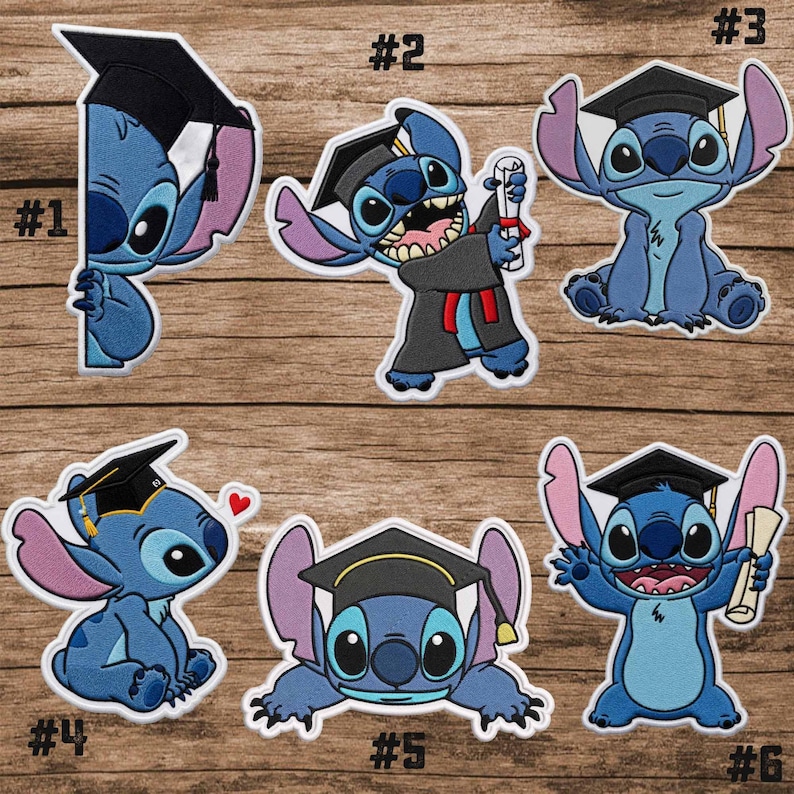 K&ouml;nnte beinhalten: Set aus sechs gestickten Aufn&auml;hern mit der Figur Stitch aus Lilo & Stitch. Jeder Aufn&auml;her zeigt Stitch mit Abschlusskappe und -robe, der ein Diplom h&auml;lt oder hervorlugt. Die Aufn&auml;her sind blau, schwarz und wei&szlig;.