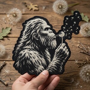 Toppa ricamata Bigfoot Dandelion, toppa vintage Sasquatch Nature, toppa criptide del bosco, regalo per amanti della natura, toppa del Parco Nazionale americano