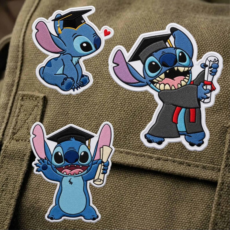 K&ouml;nnte beinhalten: Drei gestickte Aufn&auml;her mit der Figur Stitch aus Lilo & Stitch. Einer zeigt Stitch mit Abschlusskappe, ein anderer in einer Robe mit Diplom und der dritte mit Kappe und Diplom. Die Aufn&auml;her sind blau, schwarz und wei&szlig;.