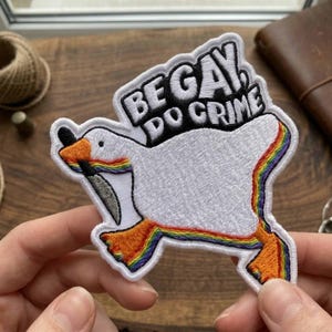 Var gay, gör brott gås broderad stryk-på/sydd (3-9 tum) lapp, HBTQ Pride-lapp, gås med kniv, regnbågsdetalj