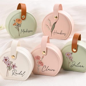 Personalisierte Reise Schmuckschatulle, Ohrringe, Ringe, Halskette Aufbewahrungsbox, Leder Schmuckschatulle, Brautjungfer Geschenke Box für Schwester, Freund