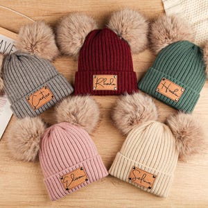 Gepersonaliseerde gebreide muts met pompons: aangepaste naampatch, wintermuts
