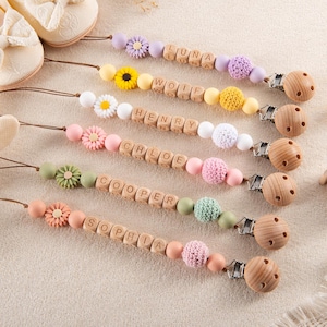 Personlig virkad nappklämma med blommor, anpassad nappklämma, napphållare för baby, babypresent, babyshowerpresenter, presenter till nyfödda