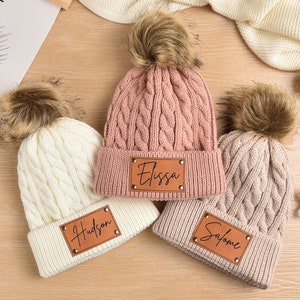 Gorro de bebé personalizado con parche de nombre grabado: tejido de lana y acrílico