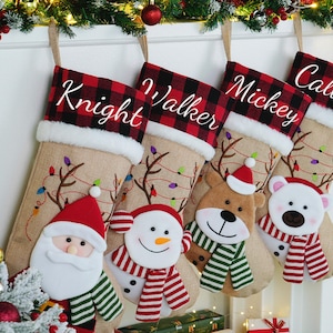 以下が含まれることがあります： Knight、Walker、Mickey、Calvinの名前が入った4つのクリスマスストッキング。各ストッキングは、赤と黒のチェック柄のカフ、ジュートのボディ、サンタ、雪だるま、トナカイ、シロクマなど、お祝いのキャラクターが底に付いています。
