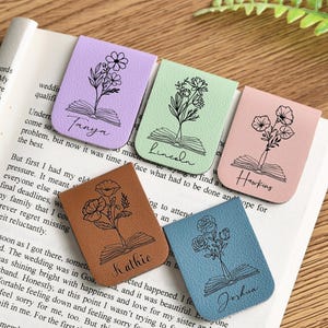 Può includere: Sei segnalibri in pelle colorati con motivi floreali e nomi personalizzati: Tanya, Lincoln, Hawkins, Kathie e Joshua. Ogni segnalibro presenta un fiore stilizzato con un libro sotto.