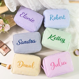 Personalisierte Seersucker Kosmetiktasche, Frauen Monogramm Kulturtasche, gestickte Name Make-up Tasche, Brautjungfer Make-up Tasche, Brautjungfer Geschenk