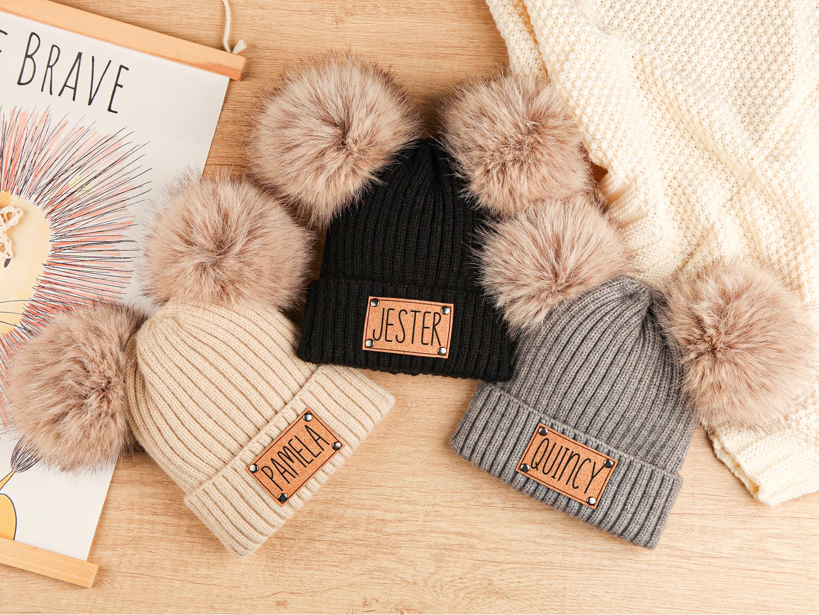 パーソナライズされたニットポンポンビーニー：カスタムネームパッチ