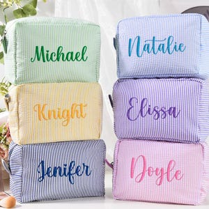 Monogrammierte Seersucker Tasche, bestickte Kulturtasche für Frauen, alles Tasche, personalisierte Reisetasche, Geburtstagsgeschenk, Weihnachtsgeschenktaschen