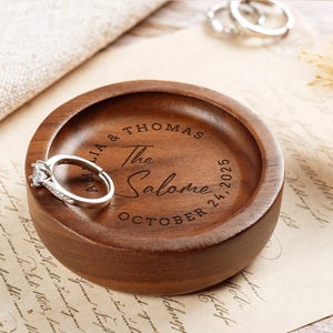 Aangepaste ronde houten ringschaal, verlovingsringhouder, gepersonaliseerde trouwringschaal, huwelijkscadeau, cadeaus 5e verjaardag, cadeaus voor pasgetrouwde