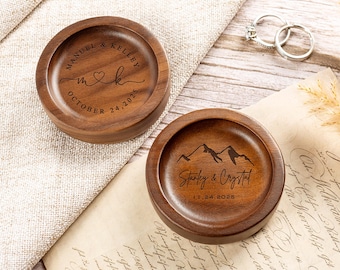 Bandeja para anillos de madera de nogal personalizada: Bandeja grabada para joyas de boda