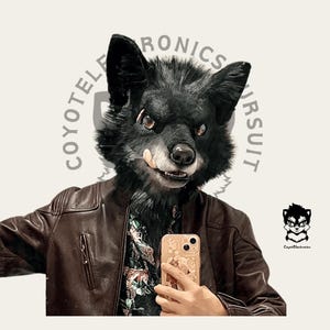 Op de afbeelding: Een persoon draagt een zwarte wolf fursuit met een bruin leren jack en een bloemenoverhemd. Ze houden een gouden en witte iPhone vast met een hoesje. De afbeelding heeft de tekst "Coyote Electronics" en "Fursuit" in een cirkel.