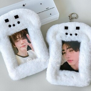 Portatarjetas fotográfico Sunghoon hecho a mano, esponjoso, blanco, inspirado en un cachorro, con llavero, regalo de Enhypen Engene.