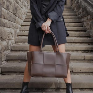 Braune Schultertasche aus veganem Leder mit großer Kapazität und Innentasche