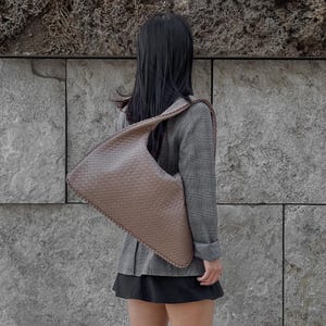 Gewebte Vegan Leder Hobo Bag | Beige Webtasche | Moderne Hobo Tasche