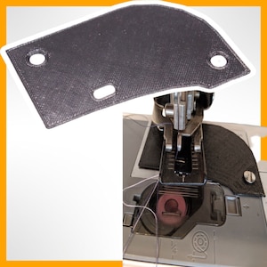 Puede incluir: Un pie de máquina de coser de plástico negro con dos agujeros y un recorte rectangular. El pie está diseñado para ser utilizado con una máquina de coser.