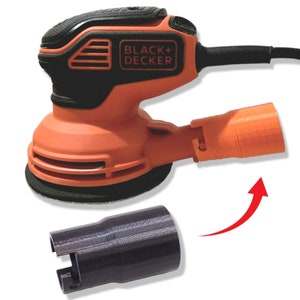 Puede incluir: Lijadora eléctrica naranja y negra de la marca Black+Decker con una manguera de recolección de polvo. Se muestra un adaptador de recolección de polvo negro separado.