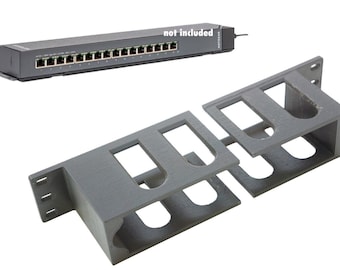 Pode incluir: Um suporte de parede de plástico cinza com três ranhuras para montar equipamentos de rede. O suporte é projetado para segurar um switch de rede ou outros dispositivos.