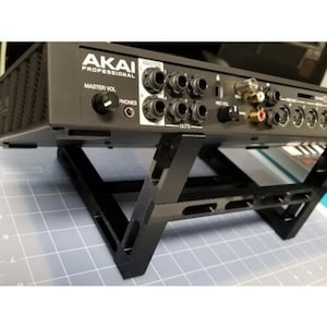 Gewinkelter Standfuß für AKAI MPC Live 2 Standalone Produktion Center Tilt Display
