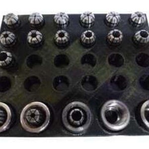 Puede incluir: Una caja de almacenamiento de plástico negro con 27 compartimentos para guardar pequeños mandriles de collet de metal. La caja tiene un patrón de cuadrícula y está llena de mandriles de collet de varios tamaños.