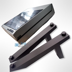 Puede incluir: Un par de elevadores de tocadiscos de madera negra con pies de goma. Los elevadores están inclinados para elevar el tocadiscos y mejorar la calidad del sonido.