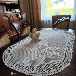 Runner da tavolo fatto a mano con tulipani. Decorazione da tavolo per la tua casa. Runner da tavolo bianco e classico.