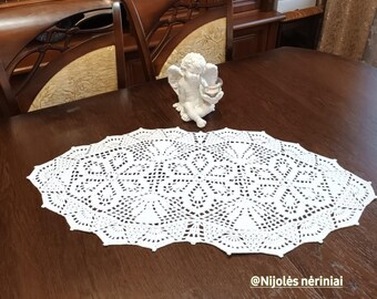 Crochet table runner/cloth. Clasic style table runner.
