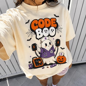 Halloween sjuksköterska t-shirt, spöksjuksköterska t-shirt, läskig sjuksköterska t-shirt, sjuksköterska Halloween t-shirt, Halloween present till sjuksköterska, Code Boo t-shirt, söt sjuksköterska t-shirt