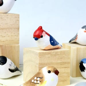 Tiny Adorable Wooden Bird Home Decor Wooden Desk Pet Figures, Wooden Bird Figurine Gifts, Miniature Wood Bird Ornament Gifts for Bird Lover