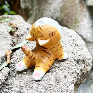 Lazy Orange Cat Wooden Figurine Cat Statue, Handmade Kitty Desktop Pets Bookshelf Decor, Handcrafted Wooden Animal Figurines for Pet Owners