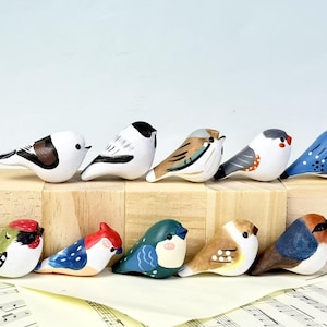 Tiny Cute Wooden Bird Bookshelf Decor Wooden Desk Pet Figures, Wooden Bird Figurine Gifts, Miniature Wood Bird Ornament Gifts for Bird Lover