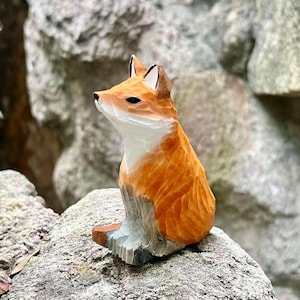 Ręcznie robiona figurka lisa rudego, drewniana ozdoba dekoracyjna, drewniana rzeźba lisa na parapetówkę, ręcznie robiona drewniana figurka zwierzęcia dla miłośników zwierząt