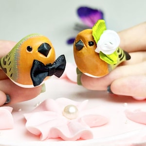 Wooden Tiny Bird Figurine Wedding Gifts, Mini Wooden Bird Wedding Cake Decor Figures, Handcarved Wood Lovebird Cake Topper Gifts for Couple