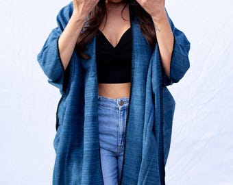 Ruana tejida a mano azul medianoche | 100 % algodón teñido vegetal | Manta de mujer de comercio justo | Capa bohemia de verano, talla única