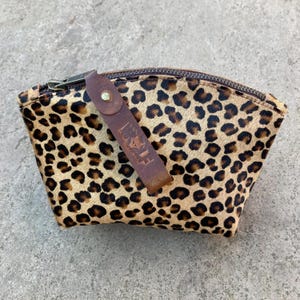Bolsa de couro com estampa animal e zíper superior. (Grande)