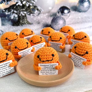 Bolas de queijo de crochê em lote, Entusiastas da comida, Comida de crochê/Queijo/Bolas de queijo, Decorações de mesa, Suporte emocional Big Cheese, Presentes divertidos