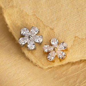 18/16G Tiny Flower Titanium Labret • Threaded Flat Back Earring • Tragus Stud • Helix Stud • CZ Stud • Cartilage Stud • Nose Piercing Stud