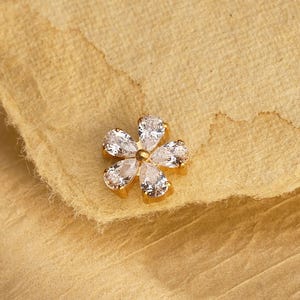 Labret en titane à petites fleurs 18/16 g • Boucle d'oreille filetée à l'arrière plat • Clous tragus • Clous hélicoïdaux • Clous CZ • Clous pour cartilage • Piercing nez
