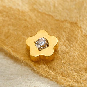 Labret en titane à petites fleurs 18/16 g • Boucle d'oreille filetée à l'arrière plat • Clous tragus • Clous hélicoïdaux • Clous CZ • Clous pour cartilage • Piercing nez