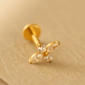 18 / 16G kleine Blume Titan Labret • Flacher Verschluss Ohrring mit Gewinde • Tragus Ohrstecker • Helix Ohrstecker • Knorpel Ohrstecker • Nasenpiercing Ohrstecker