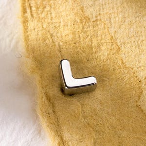 18 / 16G kleines V-förmiges Titan Labret • Flacher Verschluss mit Gewinde • Tragus Ohrstecker • Helix Ohrstecker • CZ Ohrstecker • Knorpel Ohrstecker • Nasenpiercing Ohrstecker