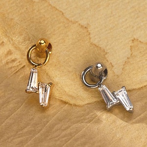 Petit labret en titane à chaîne pendant 18/16 g • Boucle d'oreille filetée à l'arrière • Clou tragus • Clou hélicoïdal • Clou CZ • Clou pour cartilage • Piercing nez