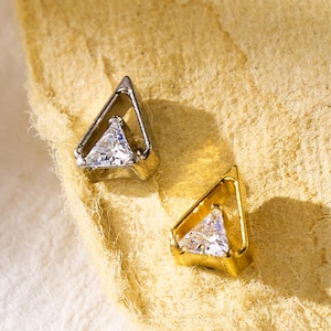 Labret en titane 18/16 g petits triangles • Boucle d'oreille filetée à l'arrière • Clou tragus • Clou hélicoïdal • Clou pour cartilage • Clou pour piercing au nez
