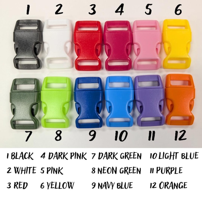 Pu&ograve; includere: Una collezione di dodici fibbie a sgancio laterale in plastica di vari colori. I colori includono nero, bianco, rosso, rosa scuro, rosa, giallo, verde scuro, verde neon, blu navy, azzurro, viola e arancione. Ogni fibbia &egrave; etichettata con un numero e un nome di colore.