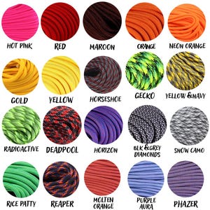 Pu&ograve; includere: Una collezione di paracord colorati in varie tonalit&agrave;, tra cui rosa acceso, rosso e arancione. Ogni colore &egrave; etichettato con il suo nome, come "Deadpool" e "Snow Camo". Il paracord &egrave; disposto in fasci circolari, mostrando le diverse opzioni di colore.