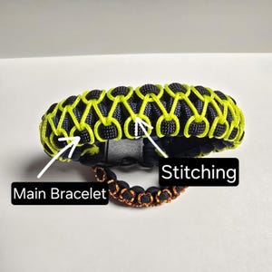 Pu&ograve; includere: Un braccialetto in paracord nero e giallo neon con fibbia nera. Il braccialetto ha un design intrecciato con cuciture giallo neon. &Egrave; visibile anche un braccialetto pi&ugrave; piccolo, marrone e nero.