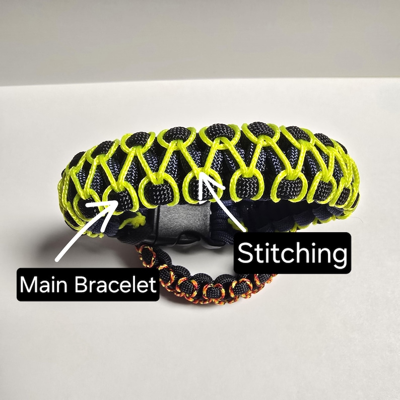 Pu&ograve; includere: Un braccialetto in paracord nero e giallo neon con fibbia nera. Il braccialetto ha un design intrecciato con cuciture giallo neon. &Egrave; visibile anche un braccialetto pi&ugrave; piccolo, marrone e nero.