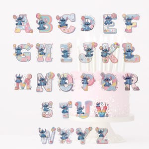 K&ouml;nnte beinhalten: Ein Set mit 26 Alphabet-Buchstaben-Kuchen-Toppern mit einer blauen Comicfigur mit einem rosa Geburtstagshut. Jeder Buchstabe ist mit bunten Luftballons, Konfetti und einem rosa und blauen Hintergrund verziert.